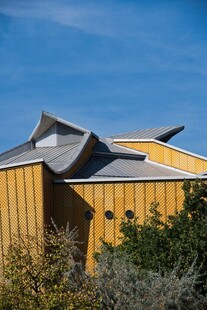 特色异形屋顶现代建筑