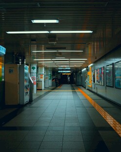 深夜空旷地铁站台
