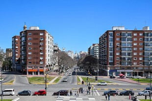 晴朗城市街区景观