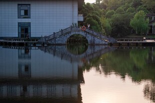 湖上古桥水景风光