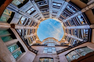 穹顶建筑仰拍景观