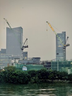 江畔在建城市高楼