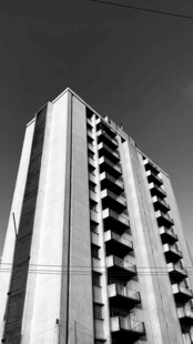 黑白仰拍高层居民楼