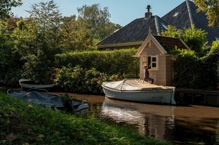 河畔乡村小屋美景