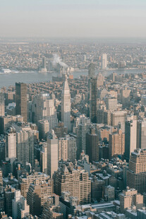 雾中都市高空俯瞰全景