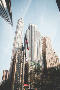 仰拍城市摩天建筑群