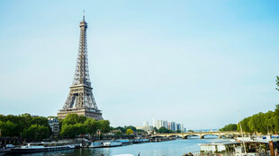 塞纳河畔埃菲尔铁塔