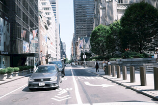 都市街道日间街景