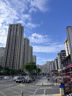城市居住区晴朗街景