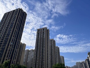 晴空下的城市高层住宅