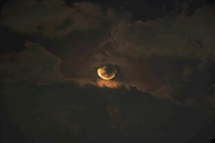 夜空云间弯月