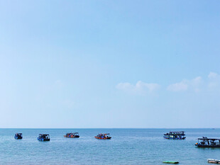 晴空下海面的游船群
