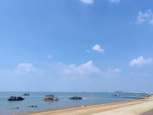 滨海晴天沙滩美景