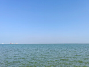晴空下的平静海面