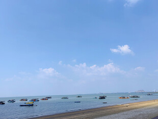 海滨蓝天渔船风光
