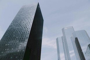 仰拍城市摩天建筑群