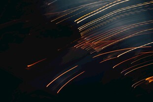 夜间长曝光车流光轨