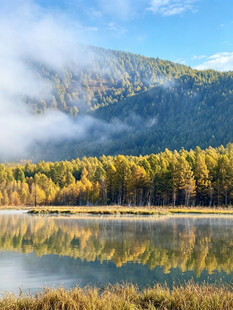 秋日湖山晨雾美景