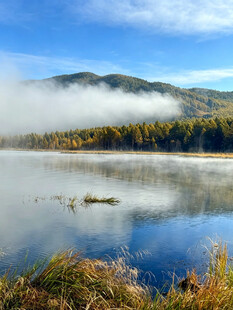 秋日湖山晨雾美景
