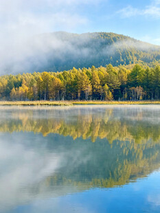 秋日湖光山景倒影