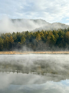 雾漫湖畔山林晨景