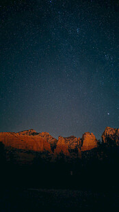 夜幕下红岩山景