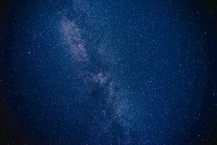 深蓝色星空银河夜景