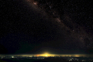 暗夜地平线微光夜景