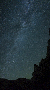 暗夜山影薄云夜空