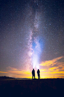 二人共赏浩瀚星空