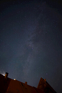 暗蓝夜空下的屋顶剪影