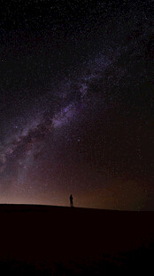 旷野夜空下的观星人