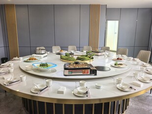 包间大圆餐桌布置