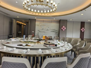 高端餐饮包厢内景