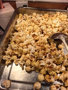 烤盘里的焦糖爆米花