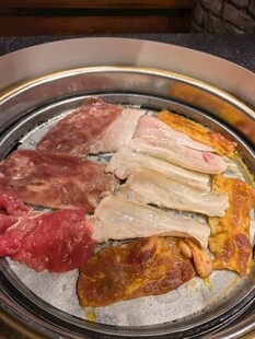 餐盘里的生鲜肉品