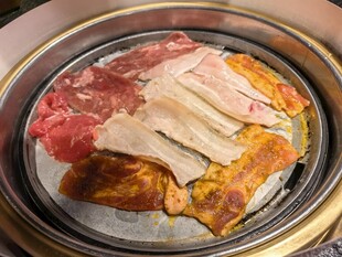 烤盘上的生鲜烤肉食材