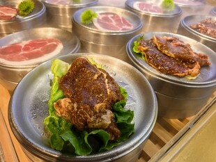 多款烤肉食材摆盘