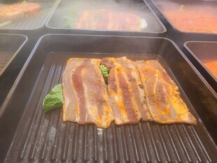 烤盘上的烤五花肉