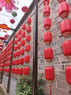 古墙挂满红灯笼