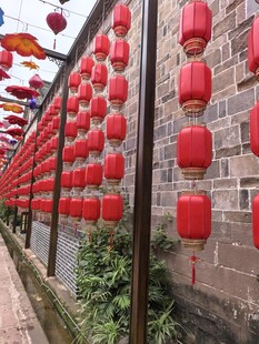 老墙挂满红灯笼