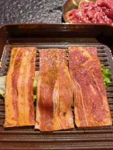 烤盘上的厚切烤肉