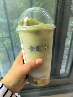 窗边手持抹茶奶绿
