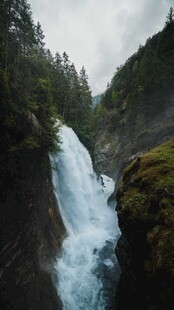 山间瀑布自然风光