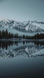 雪山湖泊静谧风光
