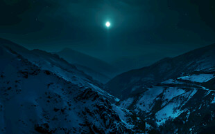 月夜雪山静谧风光