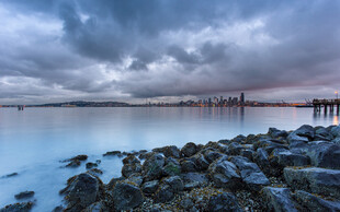 暮色湖岸城市风光