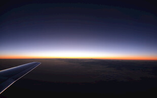 高空机窗观晨昏天际