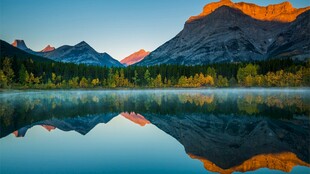 山湖晨景倒影风光