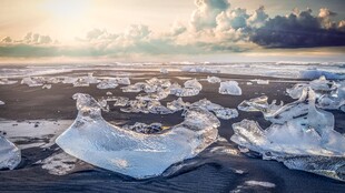 日落海滩碎冰风光